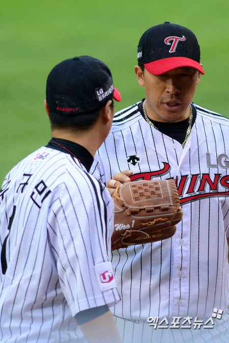 LG 이병규(9)가 왼쪽 종아리 근육통으로 인해 경기 도중 교체됐다. ⓒ 잠실 김한준 기자