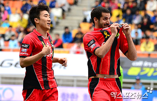 27일 오후 경기도 수원월드컵경기장에서 열린 '2014 K리그' 수원 삼성 블루윙즈와 FC 서울의 경기에 에스쿠데로가 후반 선제골을 넣고 기뻐하고 있다. 수원 권태완 기자