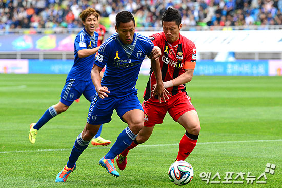 27일 오후 경기도 수원월드컵경기장에서 열린 '2014 K리그' 수원 삼성 블루윙즈와 FC 서울의 경기에 정대세가 김진규 앞에서 돌파를 하고 있다. 수원 권태완 기자