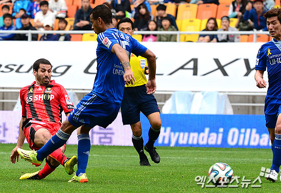  27일 오후 경기도 수원월드컵경기장에서 열린 '2014 K리그' 수원 삼성 블루윙즈와 FC 서울의 경기에 에스쿠데로가 후반 선제골을 넣고 있다. 수원 권태완 기자