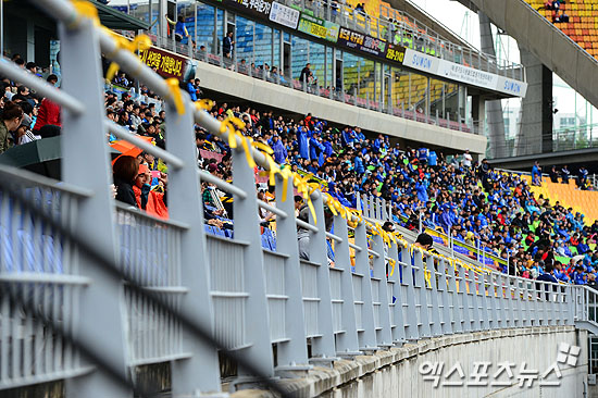  27일 오후 경기도 수원월드컵경기장에서 열린 '2014 K리그' 수원 삼성 블루윙즈와 FC 서울의 경기에 관중들이 경기장에 노란 리본을 달고 세월호 희생자를 추모했다. 수원 권태완 기자