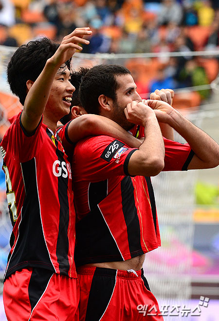  27일 오후 경기도 수원월드컵경기장에서 열린 '2014 K리그' 수원 삼성 블루윙즈와 FC 서울의 경기에 에스쿠데로가 후반 선제골을 넣고 기뻐하고 있다. 수원 권태완 기자