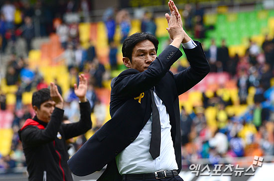 27일 오후 경기도 수원월드컵경기장에서 열린 '2014 K리그' 수원 삼성 블루윙즈와 FC 서울의 경기에 서울이 1:0으로 승리했다. 최용수 감독이 경기후 서포터즈에게 인사를 하고 있다. 수원 권태완 기자