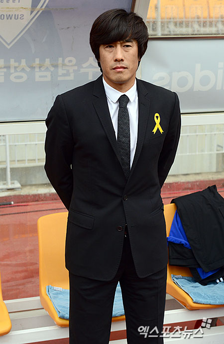  27일 오후 경기도 수원월드컵경기장에서 열린 '2014 K리그' 수원 삼성 블루윙즈와 FC 서울의 경기에 수원 서정원 감독이 가슴에 노란 리본을 달고 경기장에 입장했다. 수원 권태완 기자