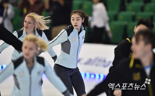 김연아와 올댓스케이트 2014 출연자들이 공개리허설에서 군무를 맞추고 있다 ⓒ 엑스포츠뉴스 권혁재 기자