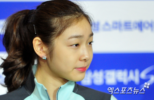 김연아가 '삼성 갤럭시★스마트에어컨 올댓스케이트 2014' 기자회견에서 질문을 경청하고 있다 ⓒ 엑스포츠뉴스 권혁재 기자