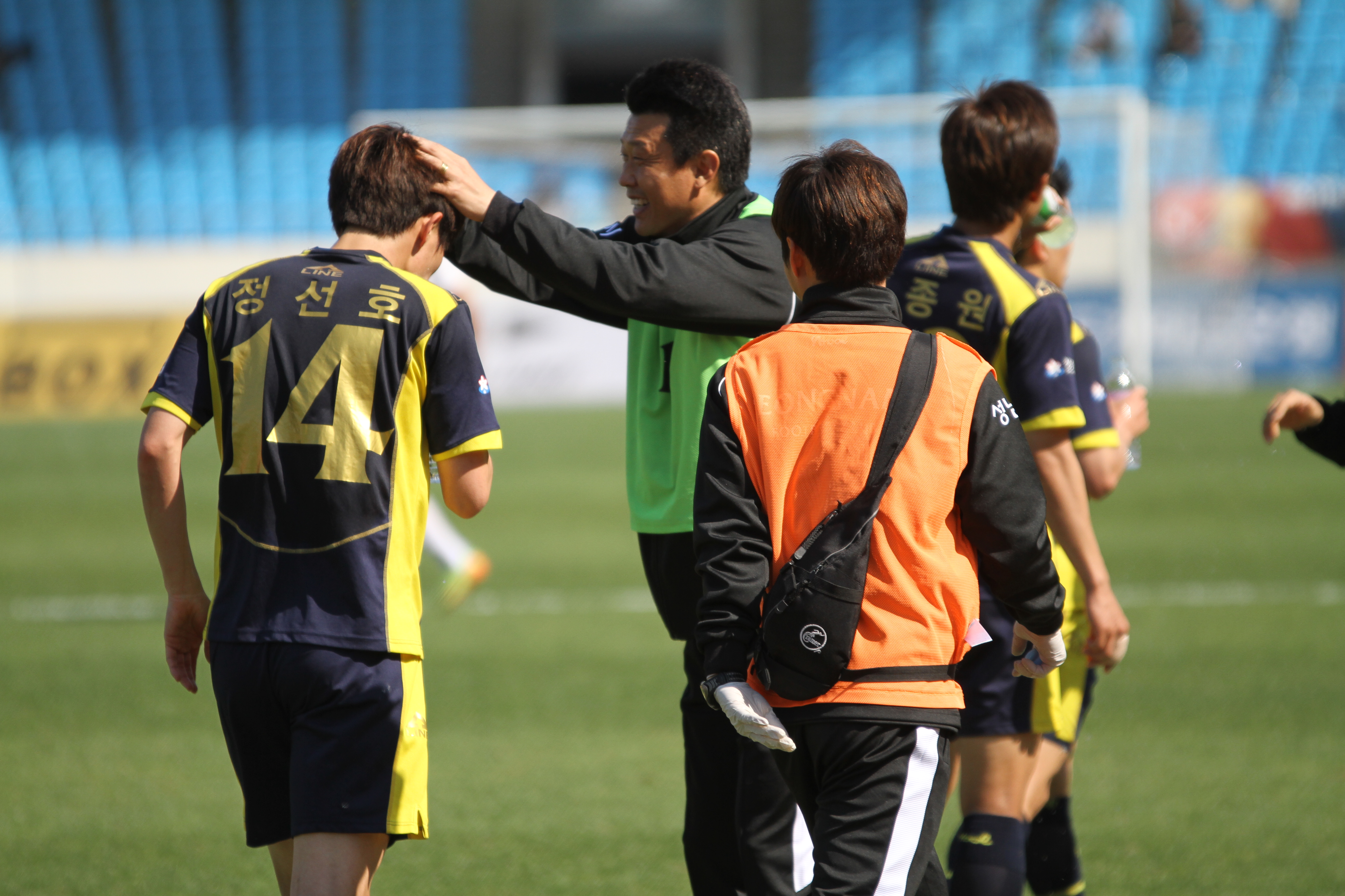 포항을 승리를 거둔 성남의 이상윤 수석 코치가 경기 후 눈물을 보였다. 사진은 경기 중 결승골을 터트린 정선호의 머리를 쓰다듬는 이상윤 수석 코치 ⓒ 성남 구단 제공