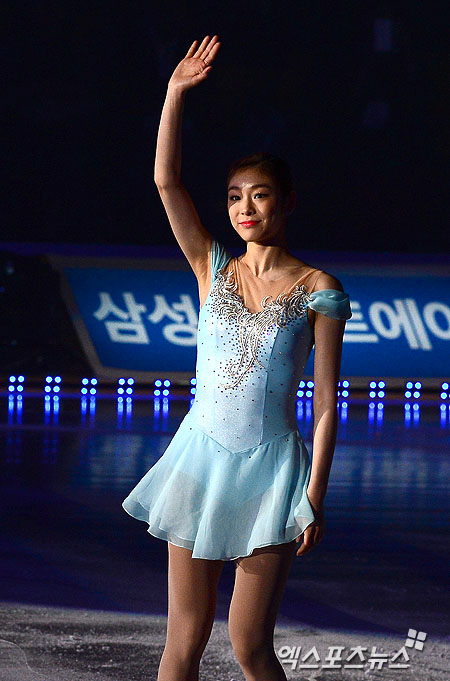 김연아가 삼성 갤럭시★스마트에어컨 올댓스케이트 2014 1회 공연에서 관객들에게 손을 흔들고 있다 ⓒ 엑스포츠뉴스 권태완 기자