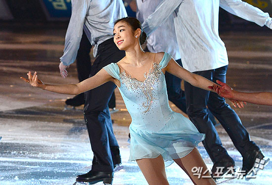 김연아가 삼성 갤럭시★스마트에어컨 올댓스케이트 2014 1회 공연에서 연기를 펼치고 있다 ⓒ 엑스포츠뉴스 권태완 기자