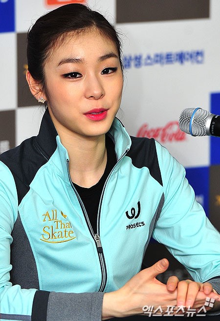 김연아가 삼성 갤럭시★스마트에어컨 올댓스케이트 2014 1회 공연을 마친 뒤 인터뷰를 하고 있다 ⓒ 엑스포츠뉴스 권태완 기자