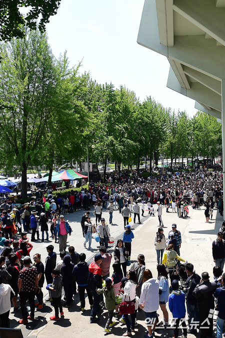 어린이날인 5일 서울 잠실구장에서 두산-LG 경기가 열렸다. 12시 36분을 기점으로 2만 6천석이 가득 찼다 ⓒ 잠실 김한준 기자