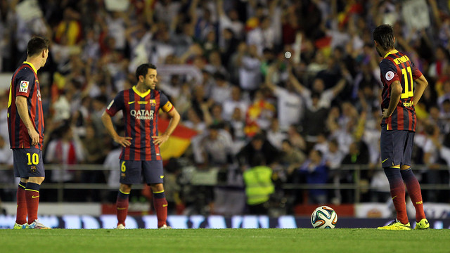 바르셀로나가 15일 열린 레알 마드리드와의 2013-14시즌 코파 델 레이 결승전에서 1-2로 패하고 허탈한 모습으로 그라운드를 응시하고 있다. ⓒ 바르셀로나 홈페이지 캡쳐