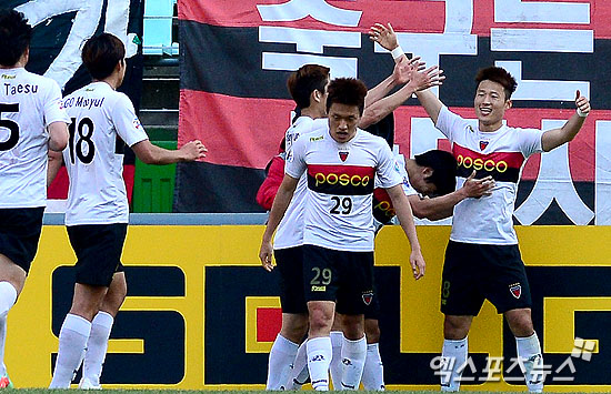 6일 오후 전라북도 전주월드컵경기장에서 열린 '2014 AFC 챔피언스리그' 16강 전북 현대 모터스와 포항 스틸러스의 경기에 포항 손준호가 후반 1:1 동점골을 넣고 기뻐하고 있다. 전주 권태완 기자