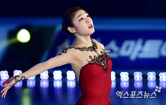 김연아가 올댓스케이트 2014 공연에서 '공주는 잠 못 이루고'를 연기하고 있다