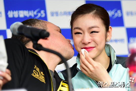 올댓스케이트 2014 3회 공연 기자회견에서 데이비드 윌슨(왼쪽)이 김연아(오른쪽)에게 볼키스를 하고 있다 ⓒ 엑스포츠뉴스 김한준 기자