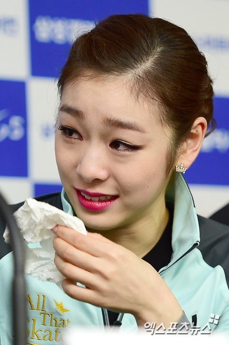 김연아가 '올댓스케이트 2014' 기자회견에서 눈물을 흘리고 있다 ⓒ 엑스포츠뉴스 김한준 기자