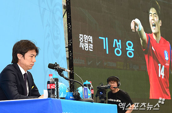 8일 오전 경기도 파주 축구 국가대표 트레이닝센터(NFC)에서 열린 브라질월드컵 대한민국 축구 국가대표팀 명단발표에 홍명보 감독이 발표를 하고 있다. 파주 권태완 기자