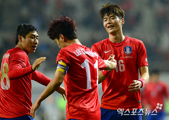 15일 오후 서울 상암동 서울월드컵경기장에서 열린 '하나은행 초청 축구국가대표팀 친선경기' 대한민국과 스위스의 경기에 한국이 2:1 역전승 했다. 기성용과 이근호가 역전골을 넣은 이청용과 함께 기뻐하고 있다. ⓒ 엑스포츠뉴스DB