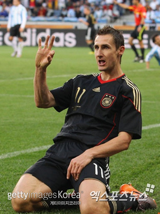 독일 축구대표팀의 클로제가 아르헨티나와의 2010 남아공월드컵 8강전에서 후반 22분 추가골을 터뜨린 후 세리머니를 하고 있다. ⓒ Gettyimages/멀티비츠