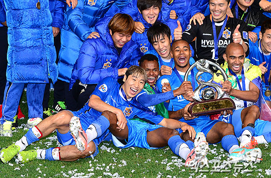 10일 오후 울산 남구 옥동 울산문수축구경기장에서 열린 '2012 AFC 챔피언스리그 결승전(AFC Champions League Fanal)' 울산 현대와 알 아흘리의 경기에 울산이 3:0으로 승리하고 이근호가 하피냐, 에스티벤, 마라냥과 함께 우승 트로피를 들고 기뻐하고 있다. ⓒ 엑스포츠뉴스DB