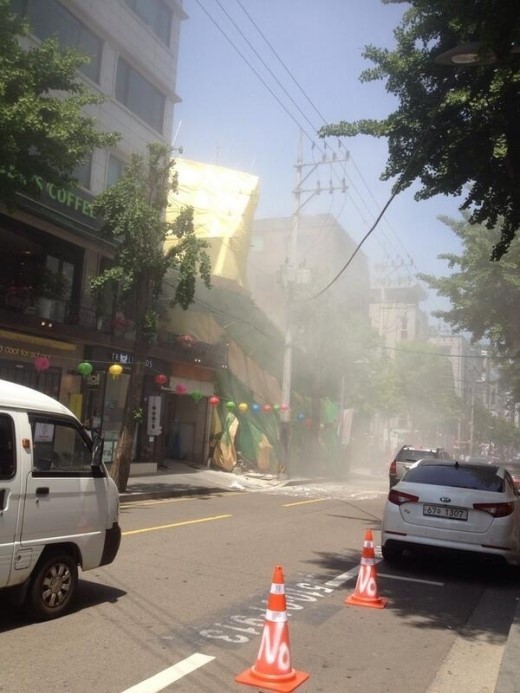 서울 강남구 신사동의 가로수길 에서 공사현장이 무너지는 사고가 발생했다. ⓒ 트위터리안 Haja*****