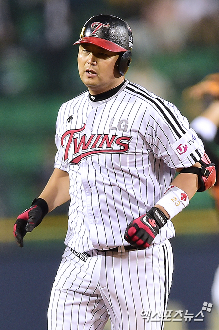LG 최경철이 13일 롯데전에서 3660일 만에 홈런을 기록했다. 팀은 5-0으로 승리하며 신임 양상문 감독에게 첫 경기 승리를 선물했다 ⓒ 잠실 김한준 기자