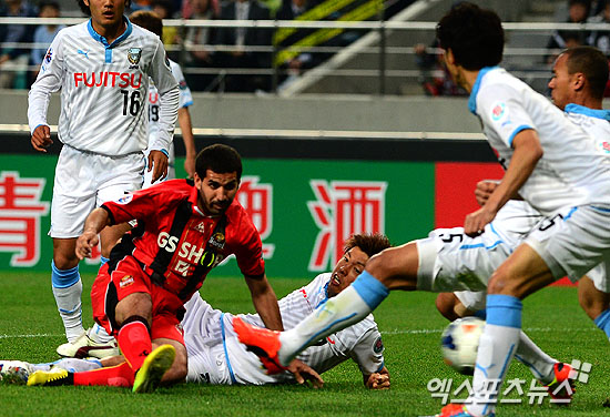 14일 오후 서울 상암동 서울월드컵경기장에서 열린 '2014 AFC 챔피언스리그(ACL)' 16강 2차전 FC 서울과 가와사키 프론탈레의 경기에 전반 에스쿠데로가 선제골을 넣고 있다. 서울월드컵경기장 권태완 기자