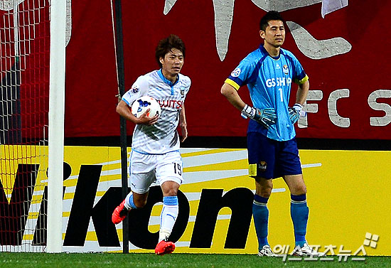  14일 오후 서울 상암동 서울월드컵경기장에서 열린 '2014 AFC 챔피언스리그(ACL)' 16강 2차전 FC 서울과 가와사키 프론탈레의 경기에 고바야시 유가 전반 1:1 동점골을 넣고 기뻐하고 있다. 서울월드컵경기장 권태완 기자