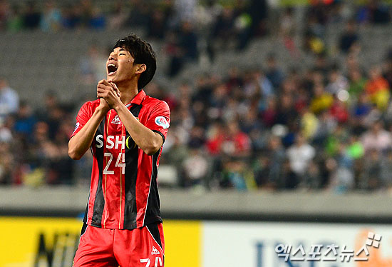  14일 오후 서울 상암동 서울월드컵경기장에서 열린 '2014 AFC 챔피언스리그(ACL)' 16강 2차전 FC 서울과 가와사키 프론탈레의 경기에 윤일록이 골찬스를 놓치고 아쉬워 하고 있다. 서울월드컵경기장 권태완 기자