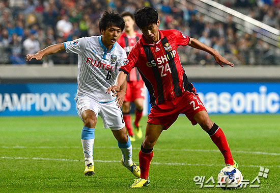 14일 오후 서울 상암동 서울월드컵경기장에서 열린 '2014 AFC 챔피언스리그(ACL)' 16강 2차전 FC 서울과 가와사키 프론탈레의 경기에 윤일록이 문전에서 슛팅을 시도하고 있다. 서울월드컵경기장 권태완 기자