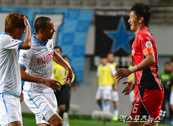 14일 오후 서울 상암동 서울월드컵경기장에서 열린 '2014 AFC 챔피언스리그(ACL)' 16강 2차전 FC 서울과 가와사키 프론탈레의 경기에 제시가 김진규에게 신경질을 내고 있다. 서울월드컵경기장 권태완 기자