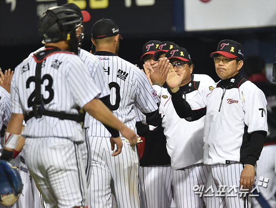 LG가 양상문 감독 취임 이후 2연승에 성공했다. 양 감독은 경기 중 부상을 입은 롯데 오승택의 상태를 걱정했다 ⓒ 잠실 권혁재 기자