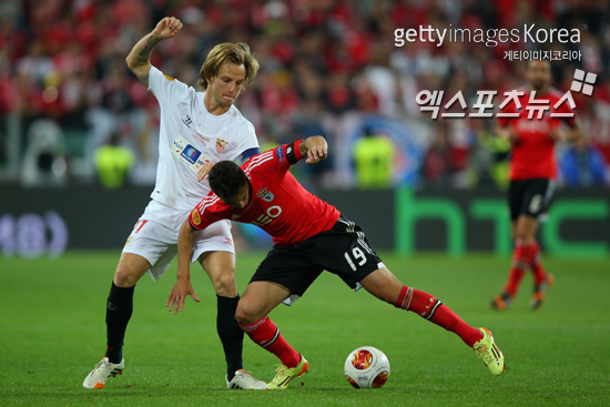 세비야가 벤피카를 승부차기 끝에 제압하고 7년만에 UEFA대회 우승 트로피를 획득했다. ⓒ Gettyimages/멀티비츠