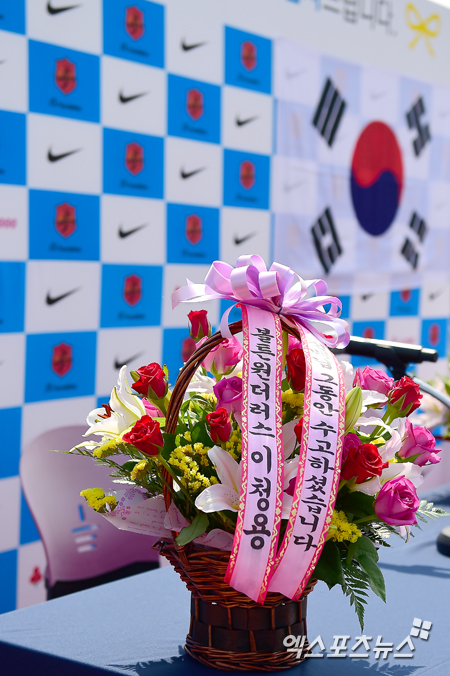 14일 오전 경기도 수원 박지성축구센터 열린 거취관련 기자회견에 이청용이 보낸 꽃바구니가 테이블 위에 올려져 있다. ⓒ 엑스포츠뉴스DB