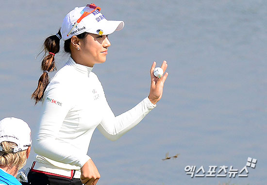 박희영이 2013 LPGA 하나외환 챔피언십에서 갤러리들에게 인사를 하고 있다 ⓒ 엑스포츠뉴스DB