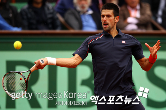 2012 롤랑가로 프랑스 오픈에서 경기를 펼치고 있는 노박 조코비치 ⓒ Gettyimages/멀티비츠