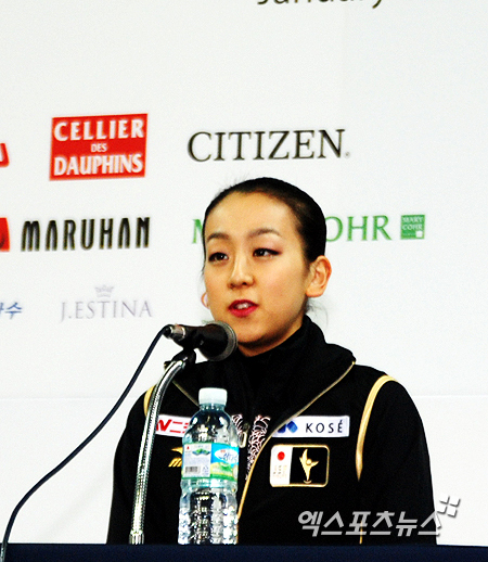 아사다 마오가 2010 전주 4대륙선수권 기자회견에서 질문에 답변을 하고 있다 ⓒ 엑스포츠뉴스DB 