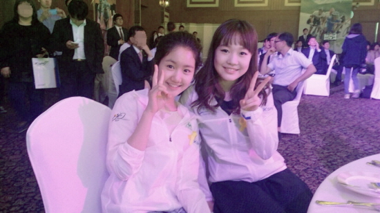 진지희 박소연이 홍보대사 위촉식에서 다정한 포즈를 취했다 ⓒ 웰메이드이엔티