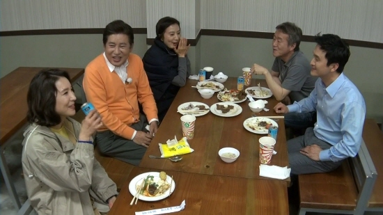 '나혼자 산다' 김용건이 김희애 심혜진 장현성과 저녁식사 시간을 가졌다 ⓒ MBC