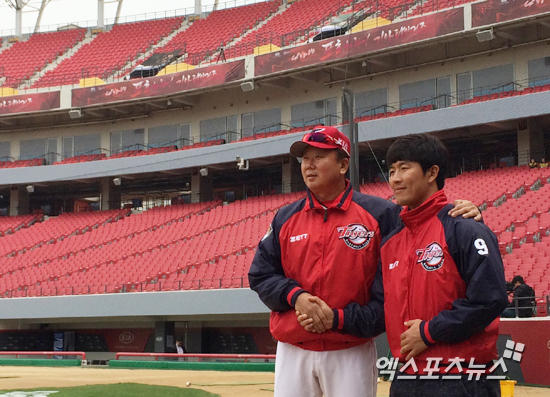 선동열 감독과 김병현(오른쪽) ⓒ 엑스포츠뉴스DB