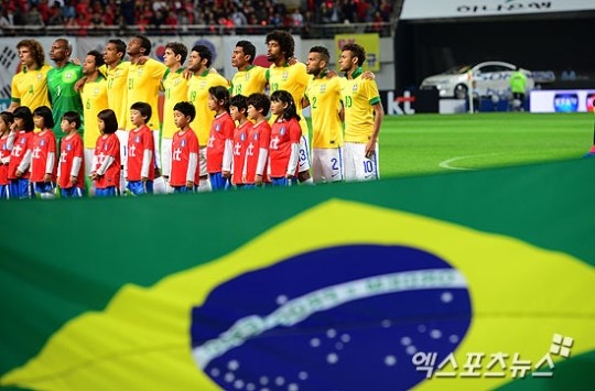 12일 오후 서울 상암동 서울월드컵경기장에서 열린 '하나은행 초청 축구국가대표팀 친선경기' 대한민국과 브라질의 경기에 브라질 대표팀이 브라질 국가를 따라부르고 있다. ⓒ 엑스포츠뉴스DB