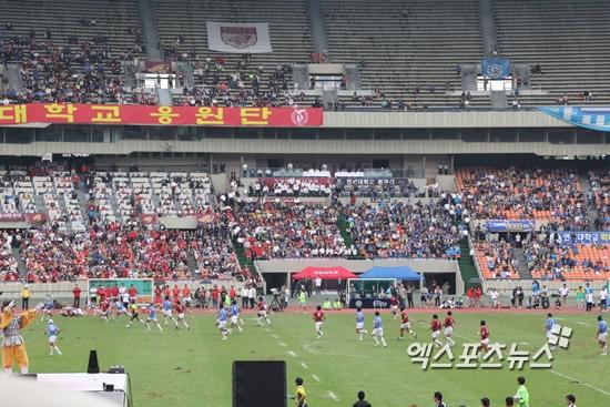 고려대와 연세대가 서울 잠실종합운동장에서 2013 정기 고연전(연고전) 축구 경기를 펼치고 있다. ⓒ 엑스포츠뉴스DB 