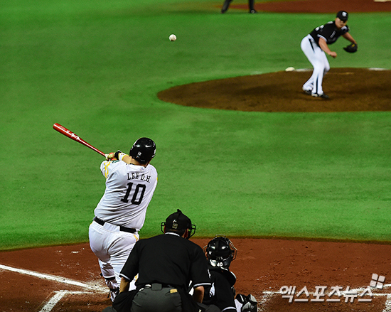오승환과 이대호가 맞대결을 벌였다. 결과는 이대호의 좌전안타 출루다. ⓒ 후쿠오카(일본), 김한준 기자