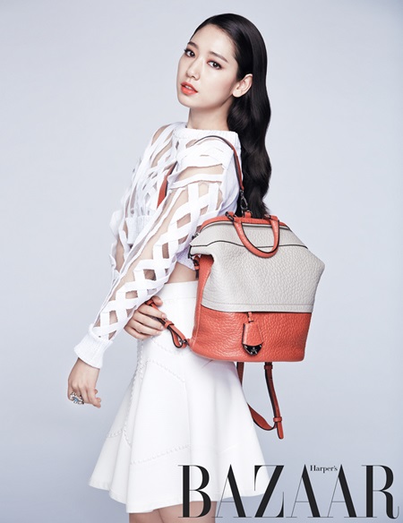 배우 박신혜가 직접 디자인한 가방을 들고 화보촬영을 진행했다. ⓒ솔트 엔터테인먼트 제공