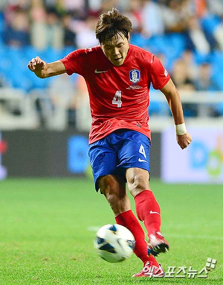 6일 오후 인천 중구 도원동 인천축구전용경기장에서 열린 '하나은행 초청 축구국가대표팀 친선경기' 한국 대 아이티의 평가전에서 한국 김영권이 프리킥을 하고 있다. ⓒ 엑스포츠뉴스DB