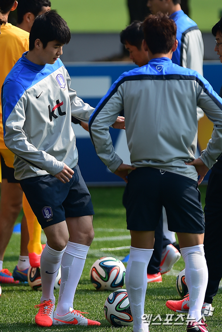 12일 오전 경기도 파주시 탄현면 파주 국가대표 트레이닝 센터(NFC)에서 열린 대한민국 축구대표팀 훈련에 참석한 기성용이 킥 연습을 하고 있다. ⓒ 엑스포츠뉴스DB