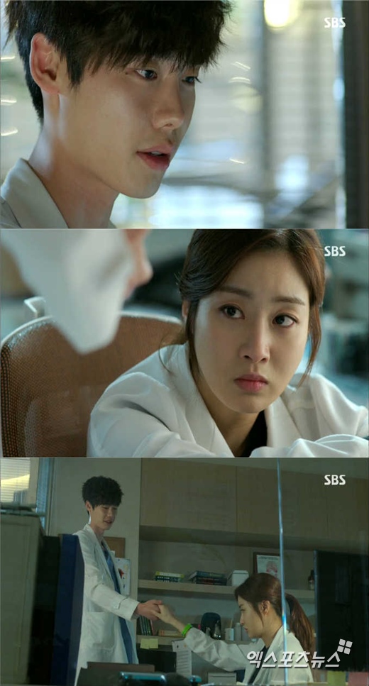 '닥터 이방인'의 이종석이 강소라와 손을 잡았다. ⓒ SBS 방송화면