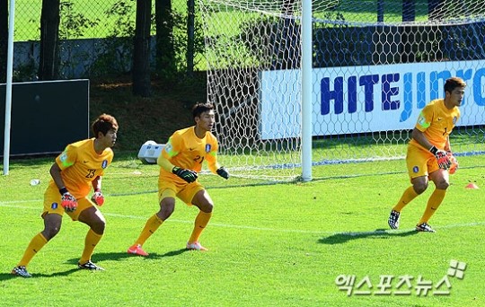 21일 오후 경기도 파주 국가대표 축구 트레이닝센터에서 열린 2014 브라질 월드컵 대한민국 축구대표팀 공개훈련에 이범영, 김승규, 정성룡(왼쪽부터)이 함께 훈련을 하고 있다. ⓒ 엑스포츠뉴스DB