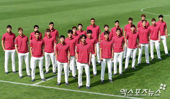 22일 오전 경기도 파주 국가대표 축구 트레이닝센터(NFC)에서 열린 2014 브라질 월드컵 대한민국 축구대표팀 공식 단복 포토데이 행사에 참석한 홍명보 감독과 선수들이 포토타임을 갖고 있다. ⓒ 엑스포츠뉴스DB