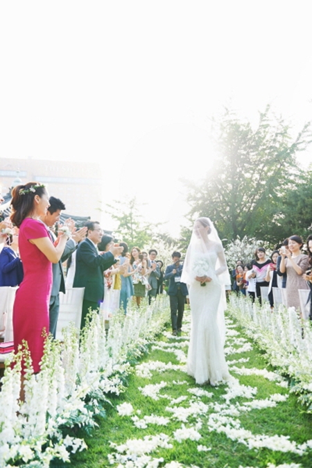 엄지원 결혼식 사진 비하인드컷이 공개됐다. ⓒ 채움엔터테인먼트